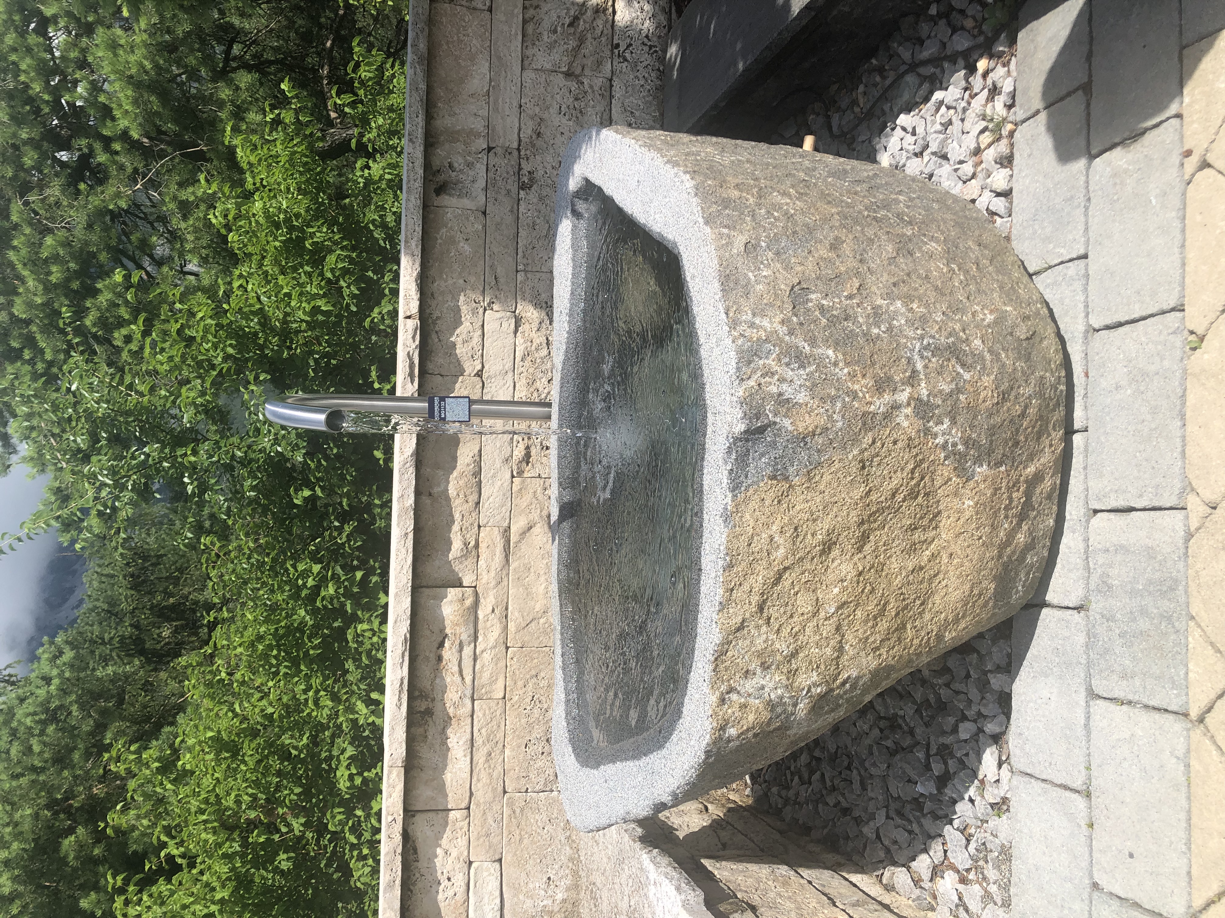 Granit Findlingsbrunnen MG1132