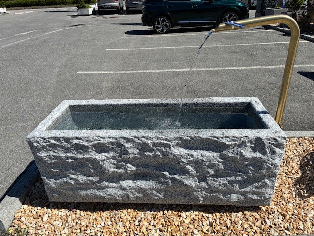 Granitbrunnen rechteckig v-kanntig h-grau MG1024