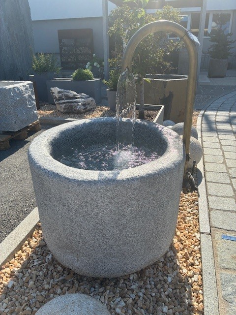 Granit EU-Brunnen rund MG1029