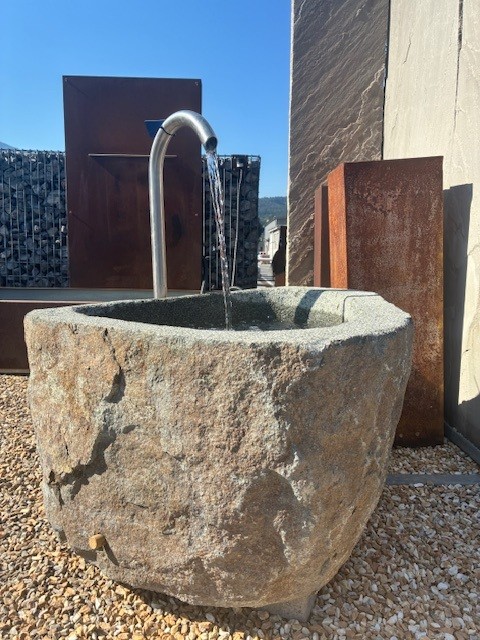 Granit Findlingsbrunnen MG1031