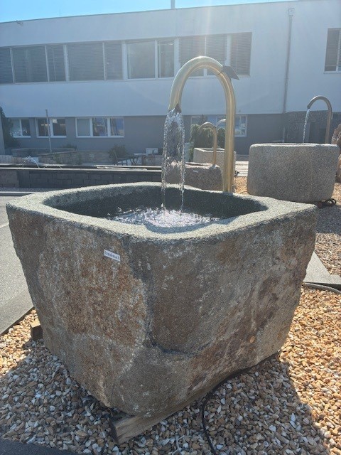 Granit Findlingsbrunnen MG1032