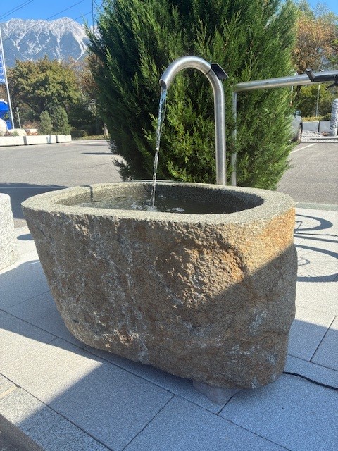 Granit Findlingsbrunnen MG1034