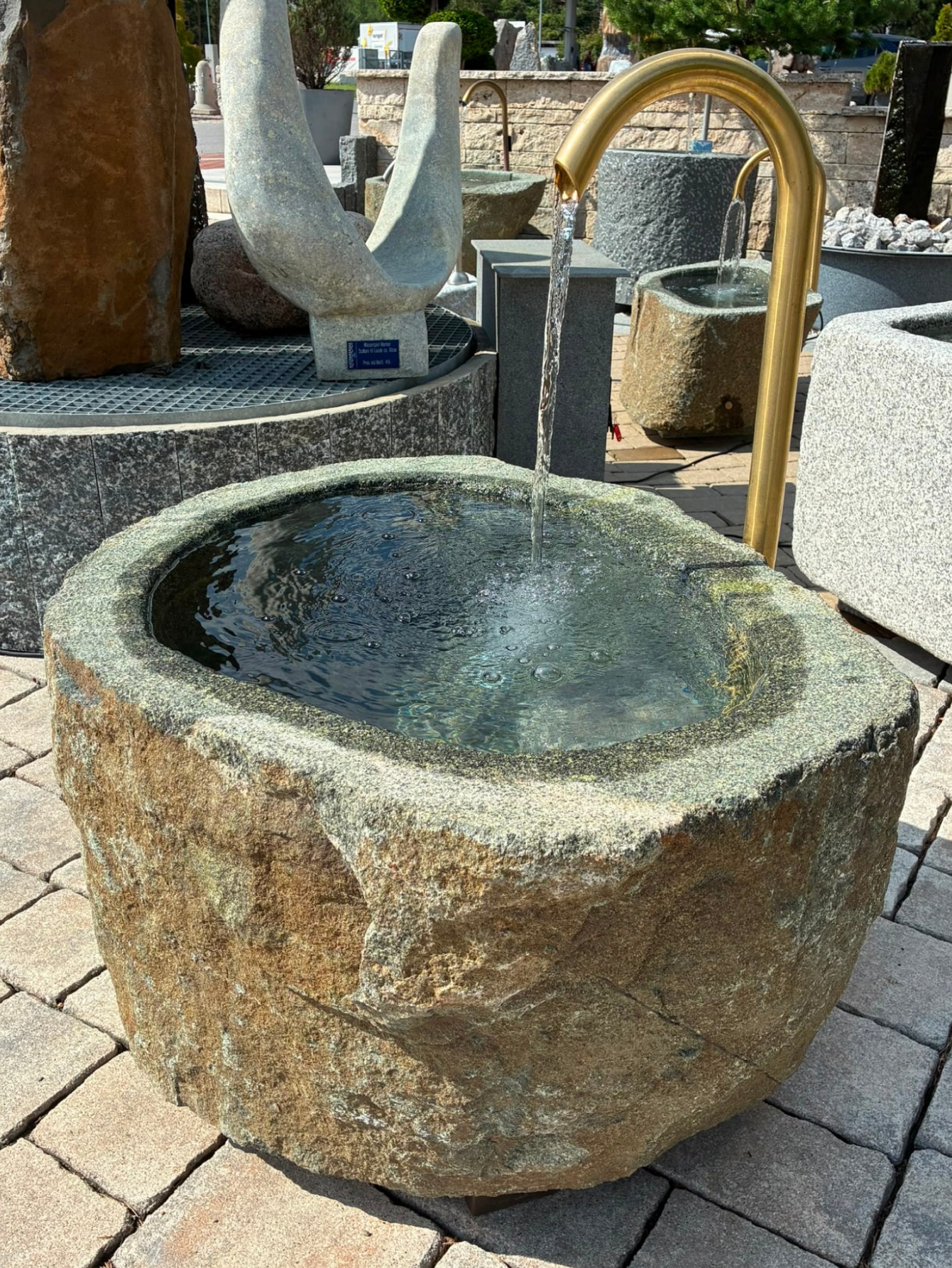 Granit Findlingsbrunnen MG1036