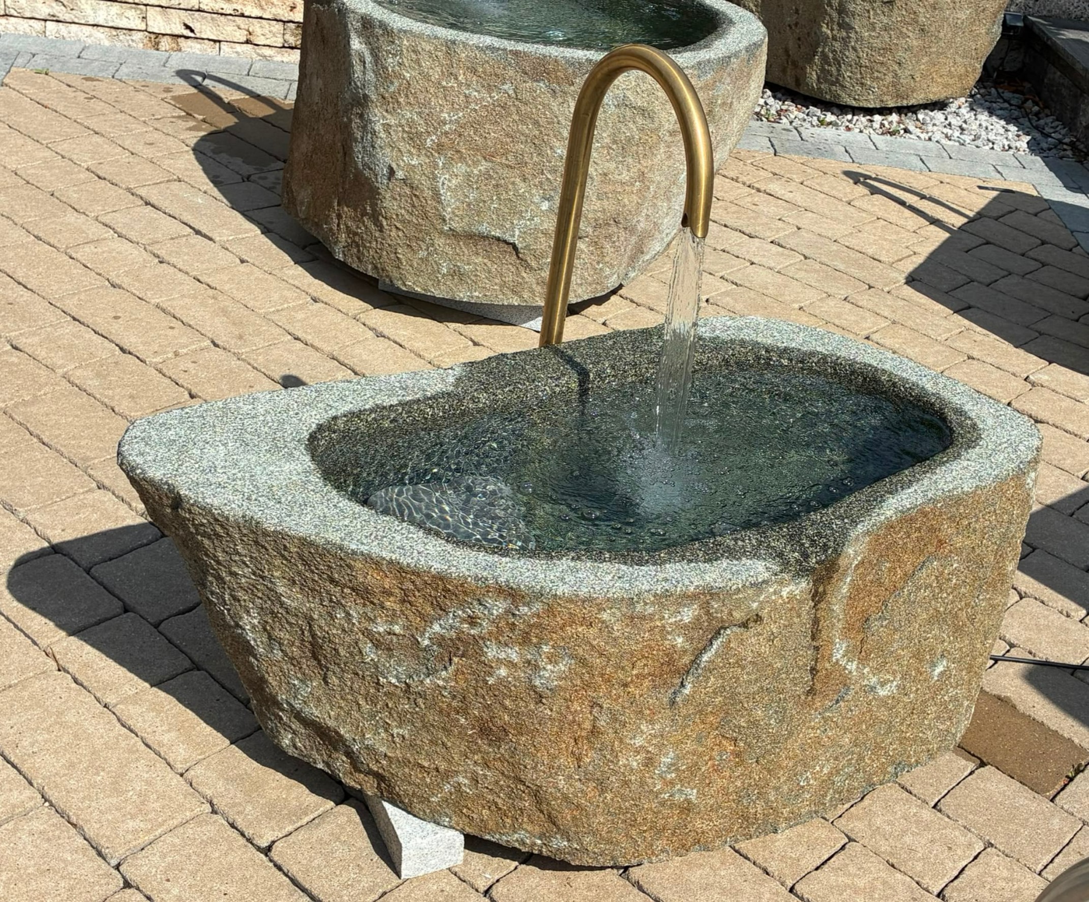 Granit Findlingsbrunnen MG1039