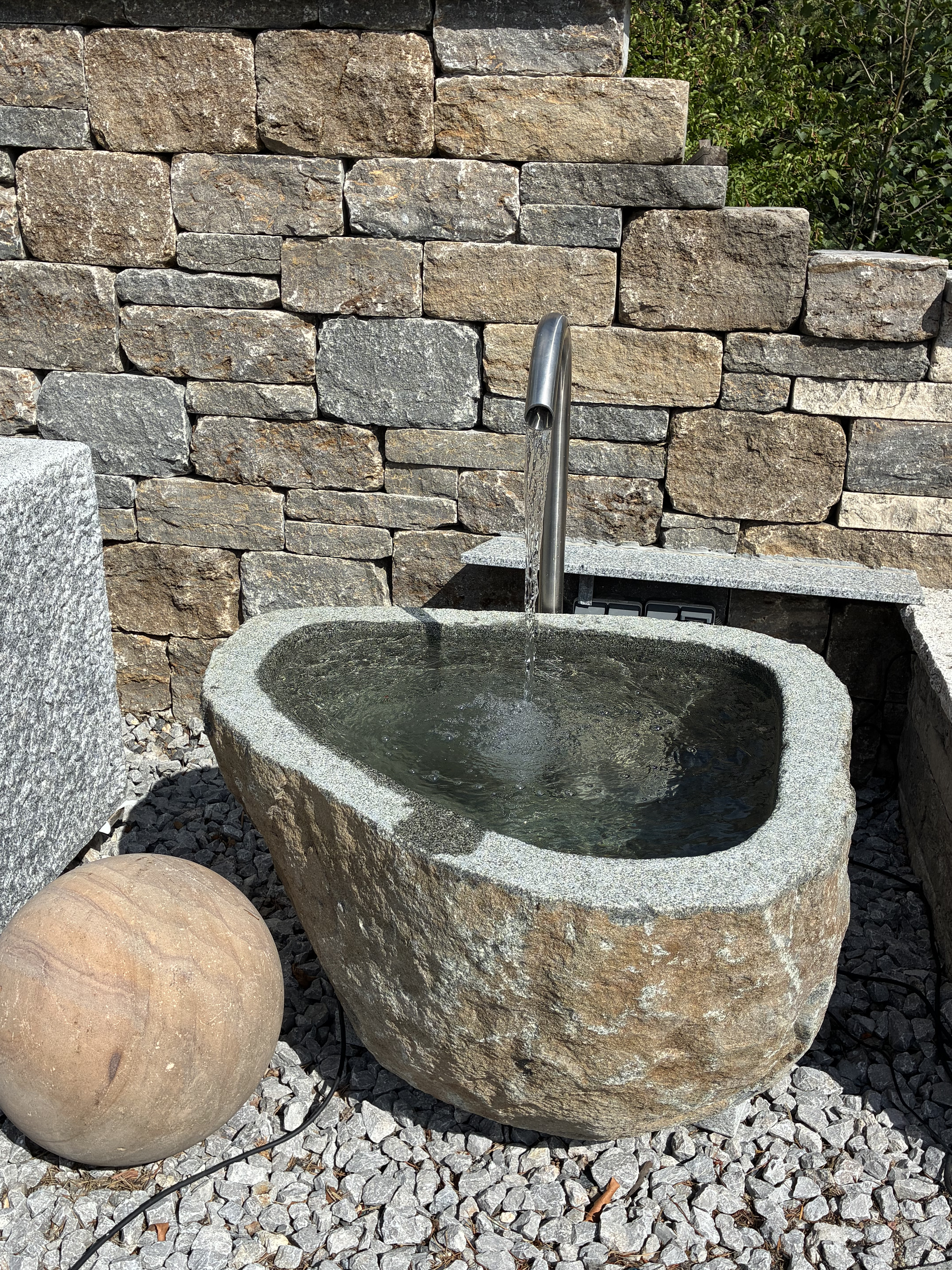 Granit Findlingsbrunnen MG1043