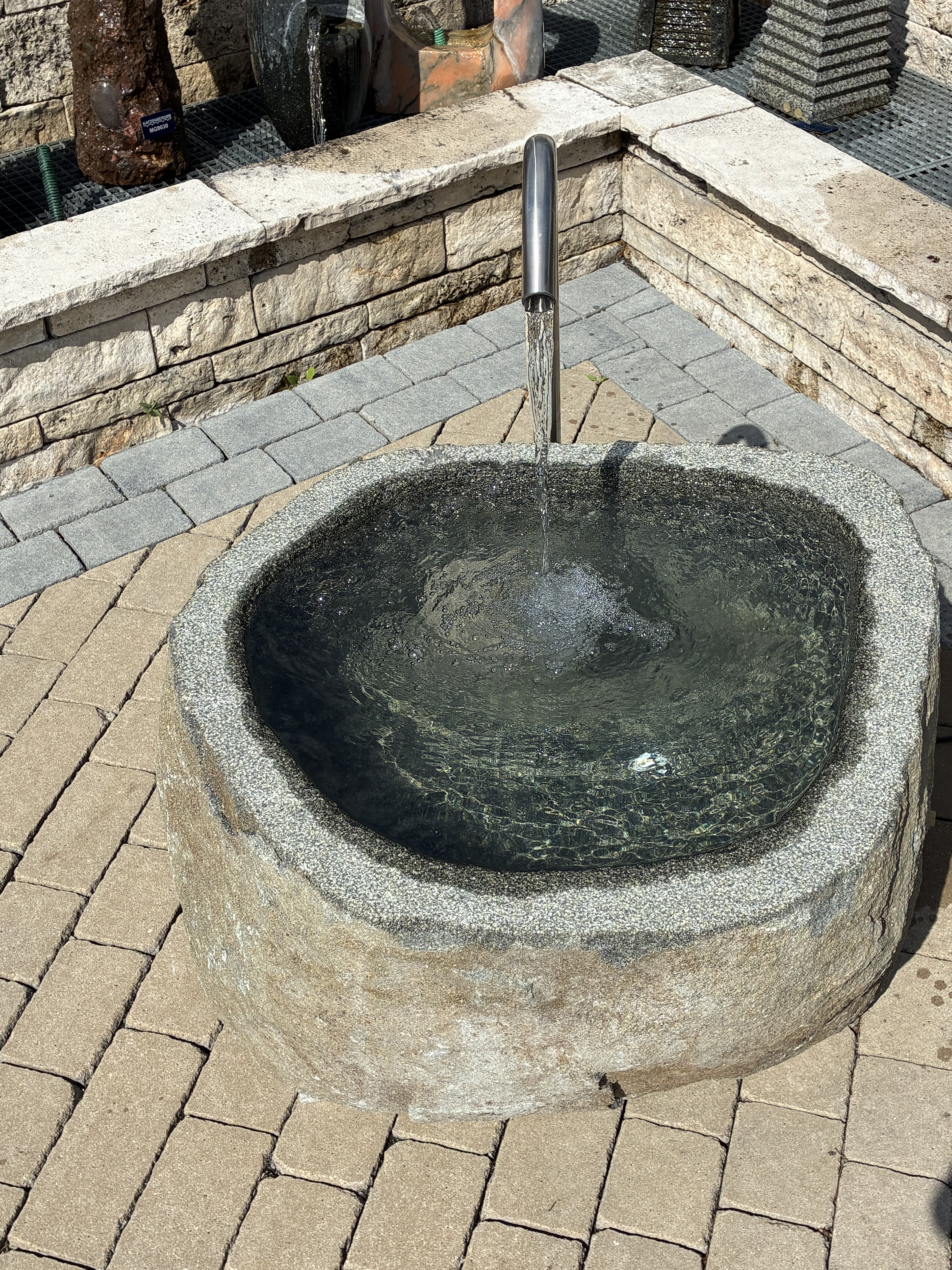 Granit Findlingsbrunnen MG1056
