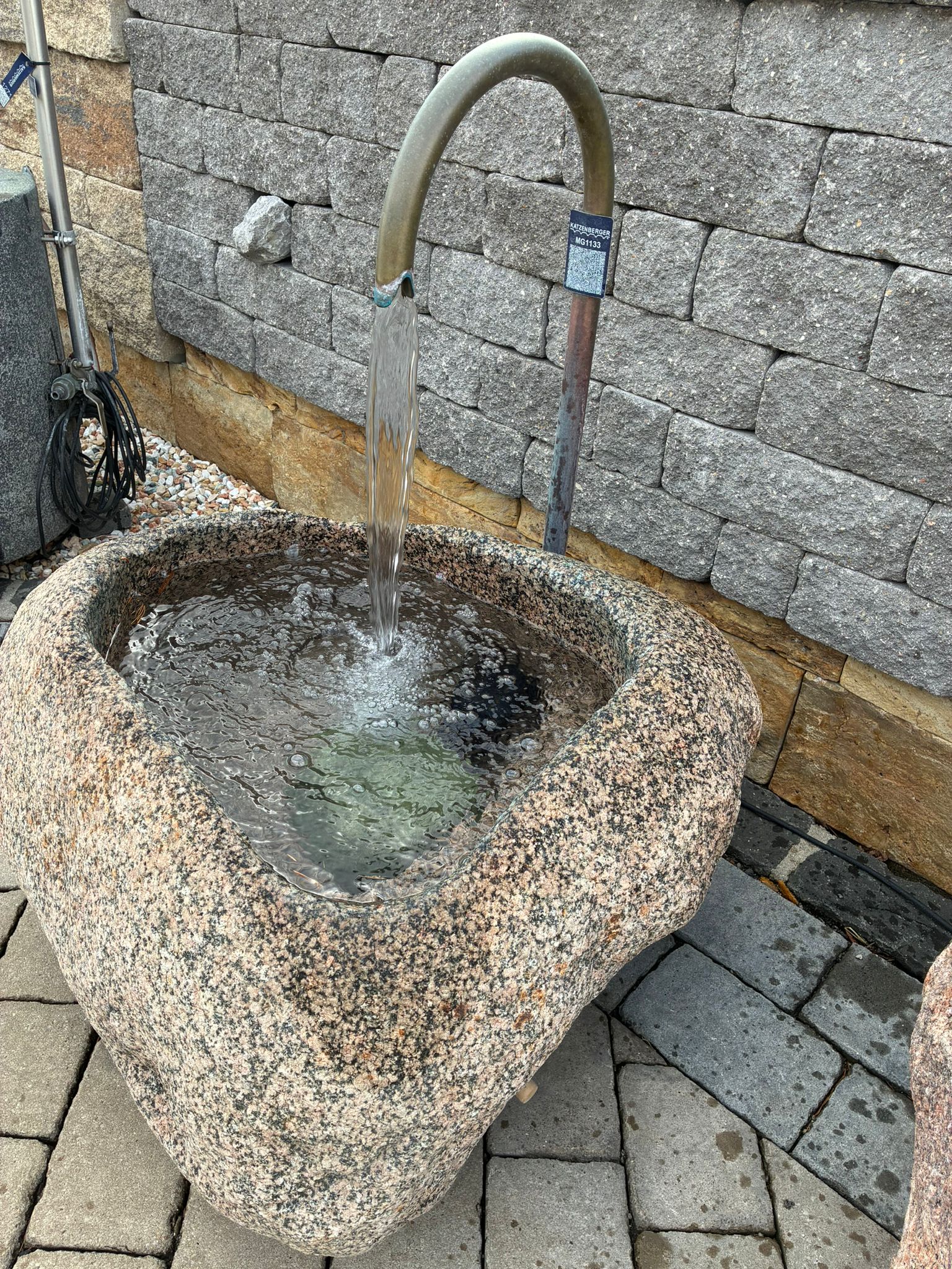 Granit Flußkieselbrunnen MG1133
