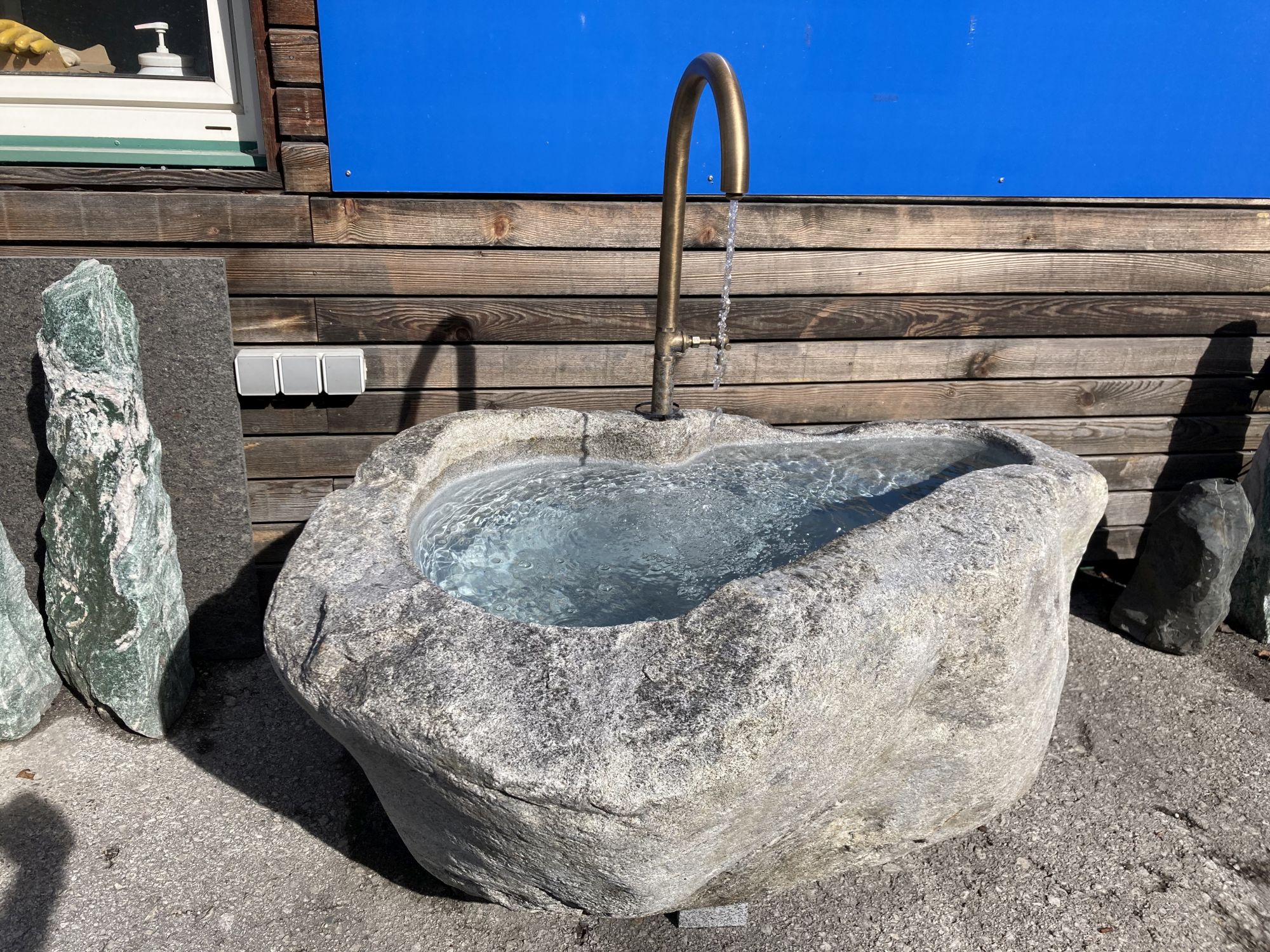 Brunnen Findling Passeirer Gneis MG1204