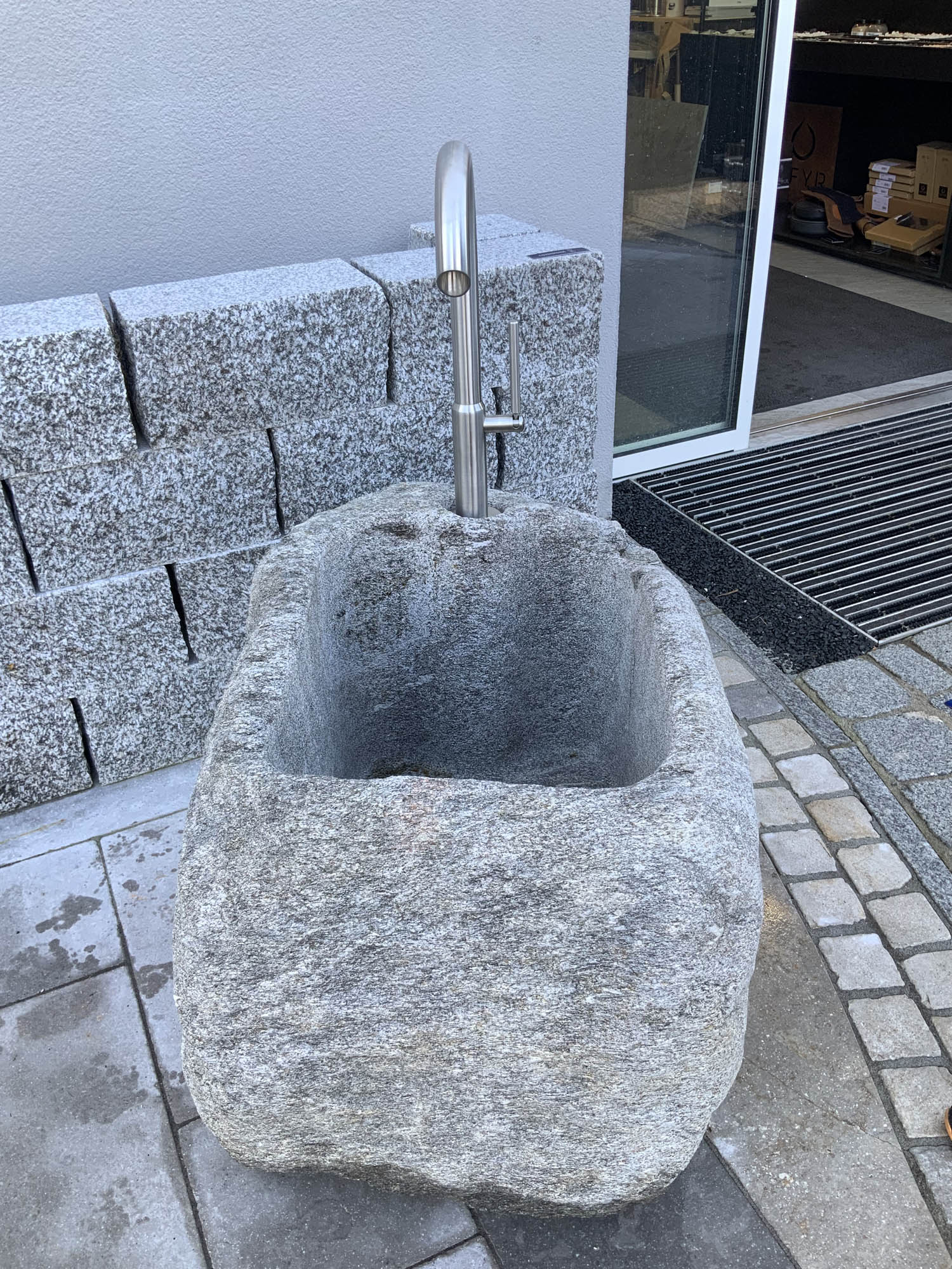 Brunnen Tonalitfindling MG1210