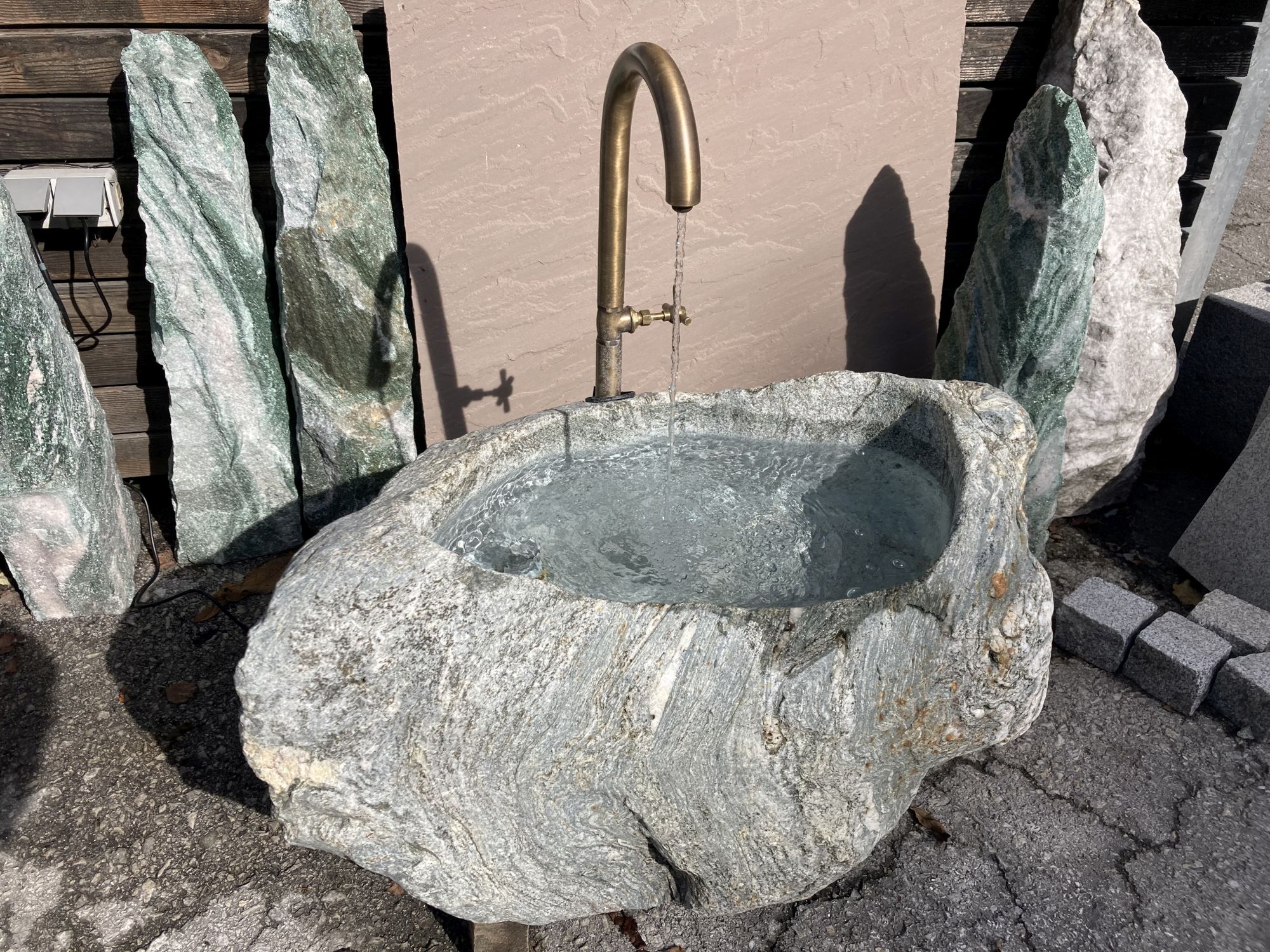 Brunnen Findling Eisacktaler Quarzphyllit MG1211