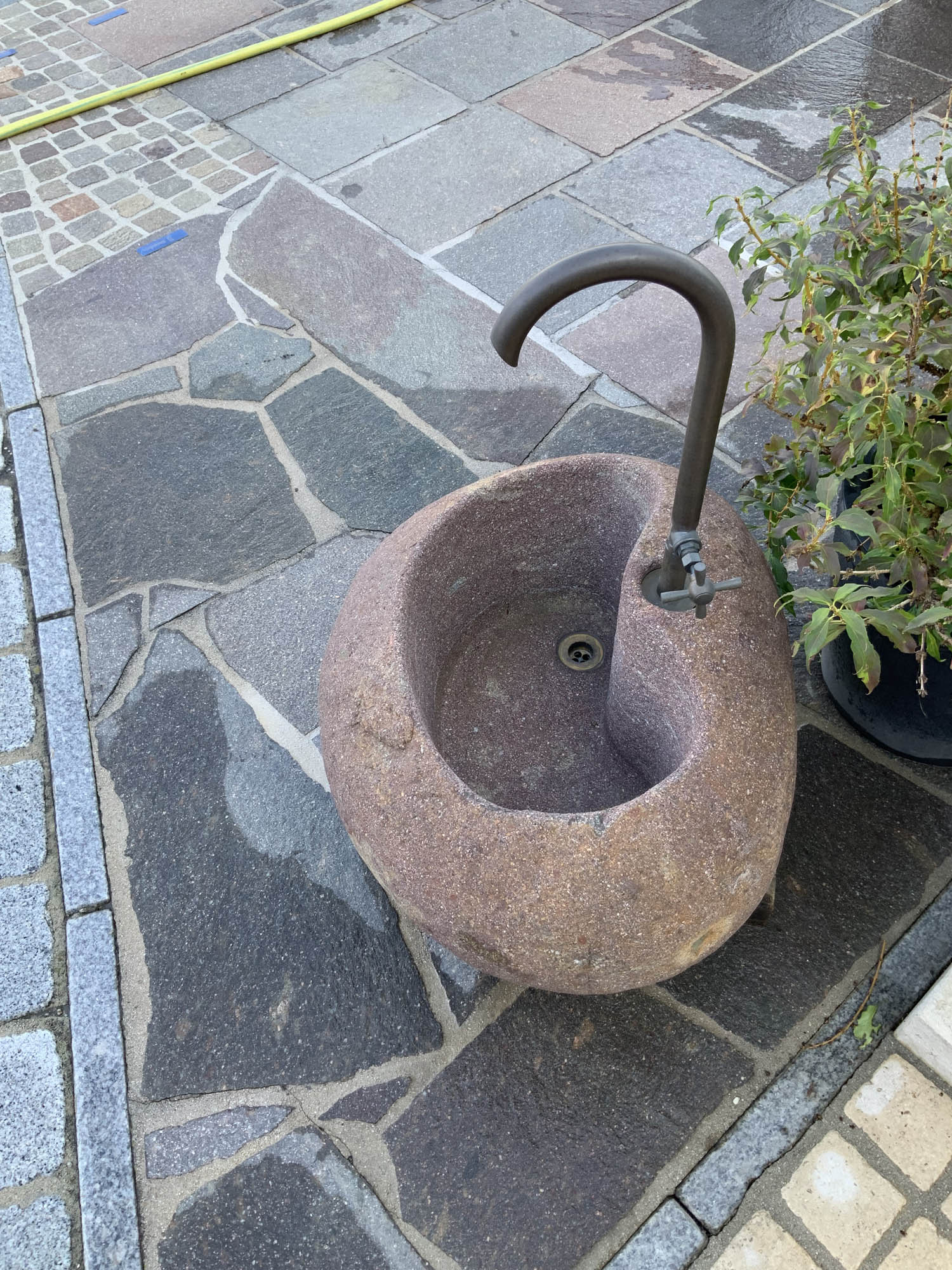 Brunnen Porphyr-Findling MG1217