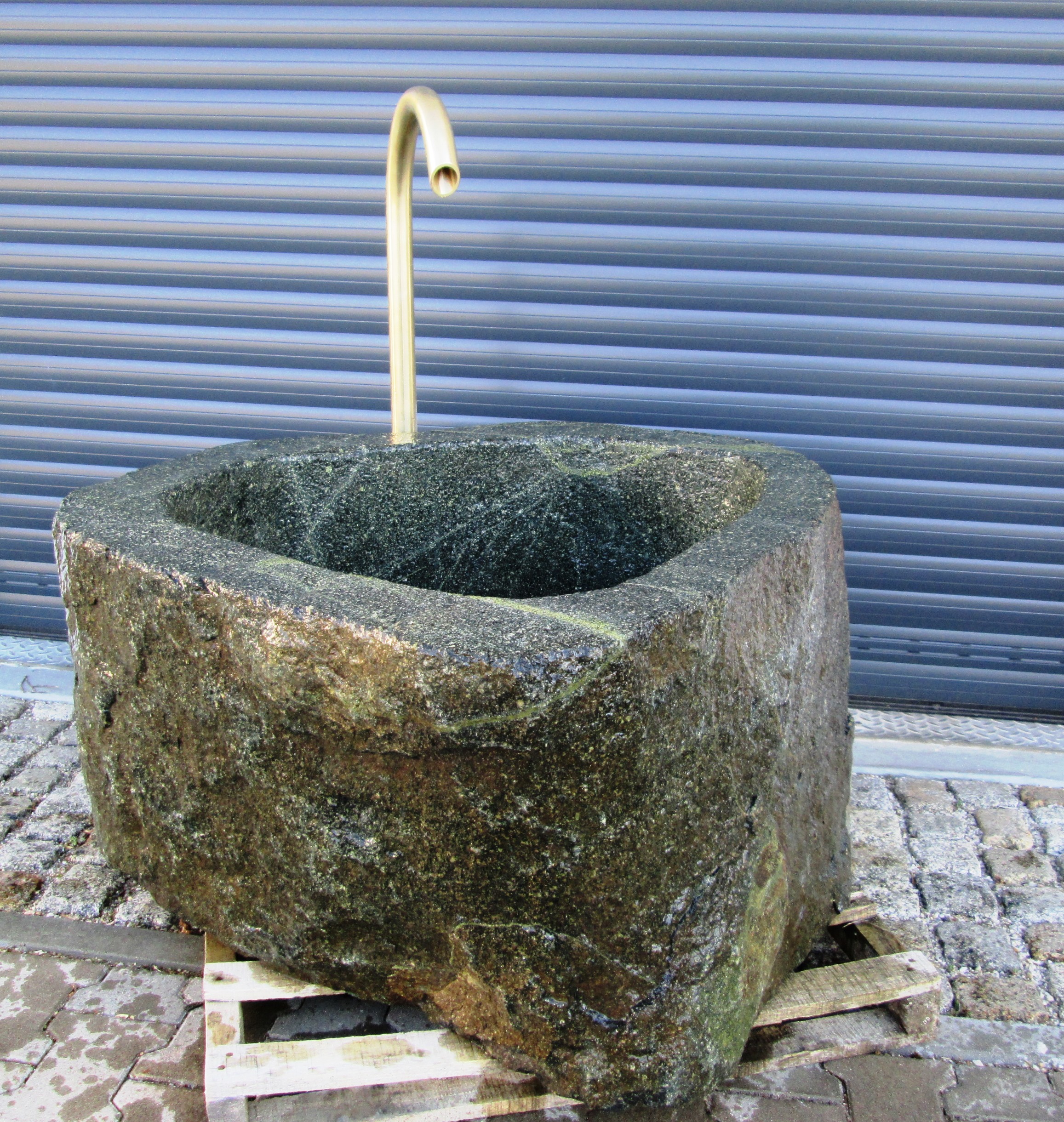 Granit Findlingsbrunnen MG1195