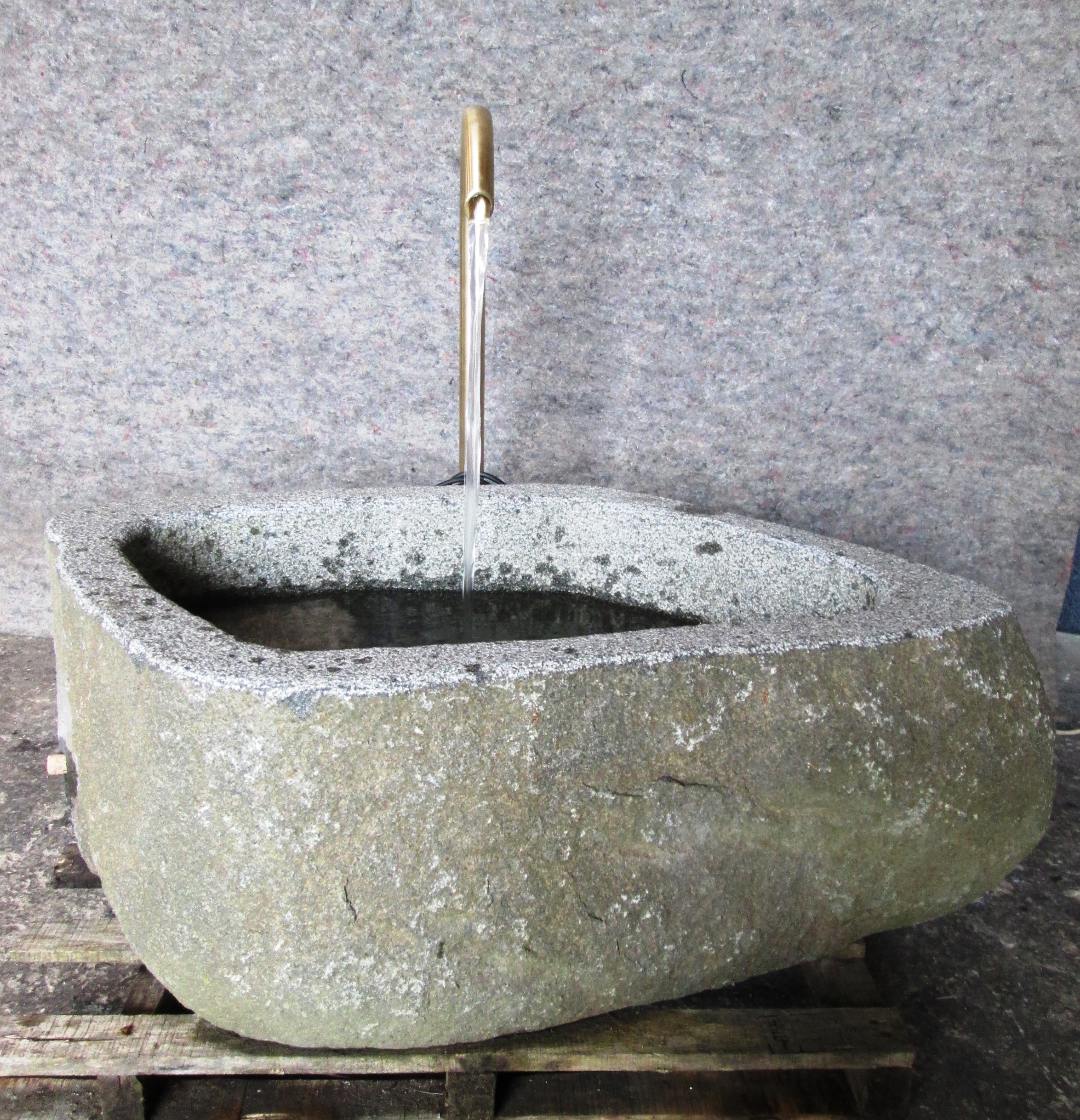 Granit Findlingsbrunnen MG1196