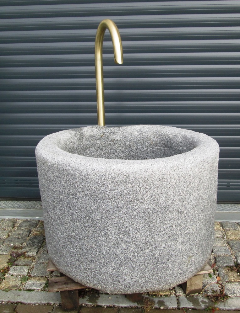 Granit EU-Brunnen rund MG1029