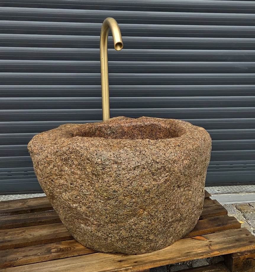 Granit Flusskieselbrunnen MG1030