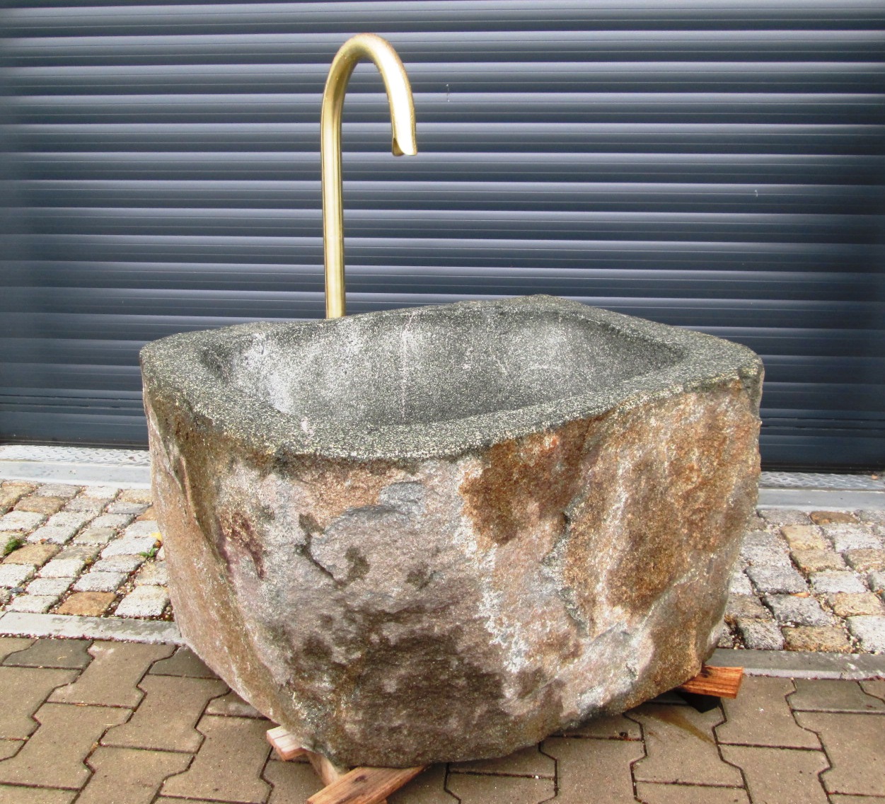 Granit Findlingsbrunnen MG1032