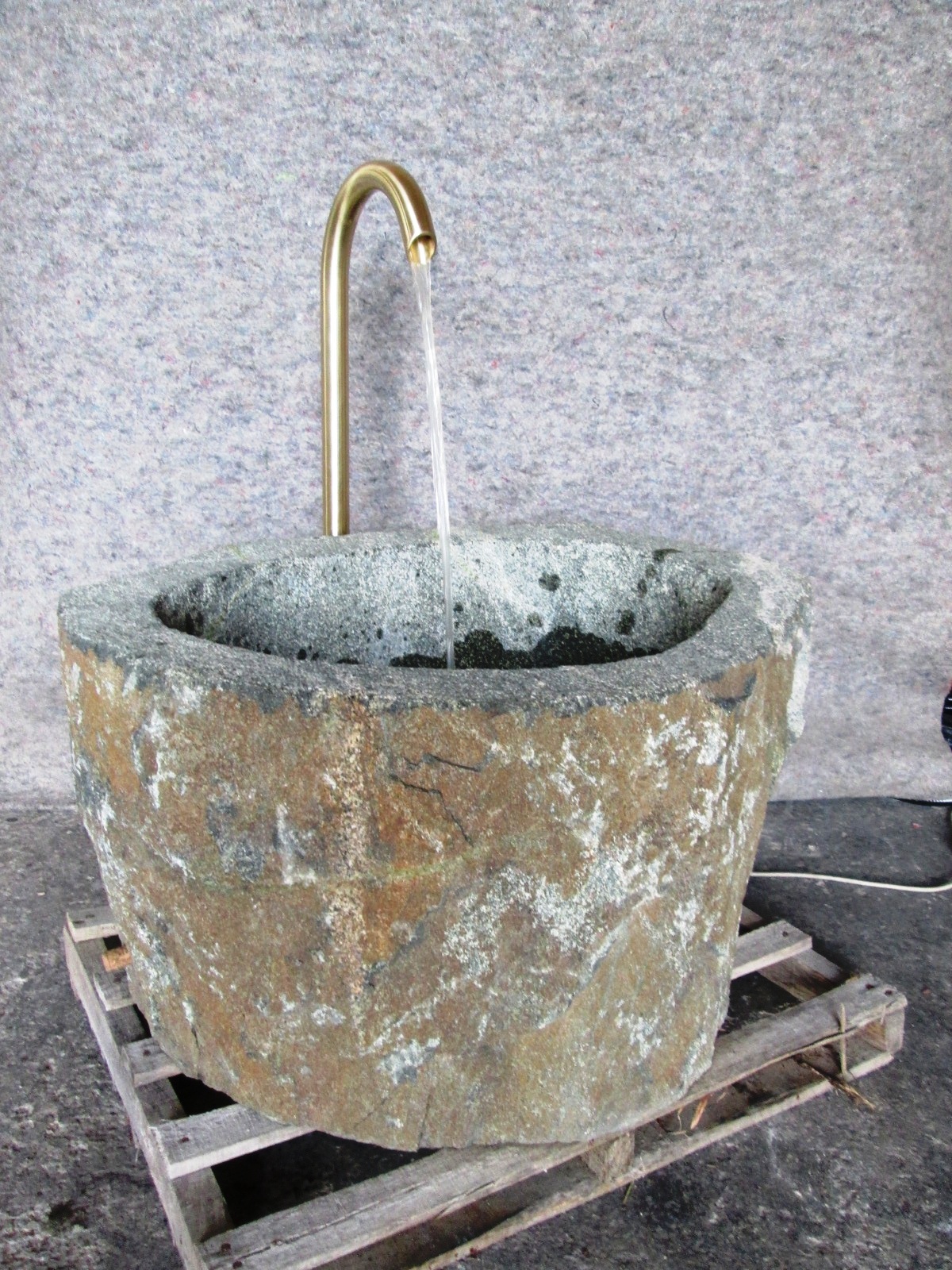 Granit Findlingsbrunnen MG1036