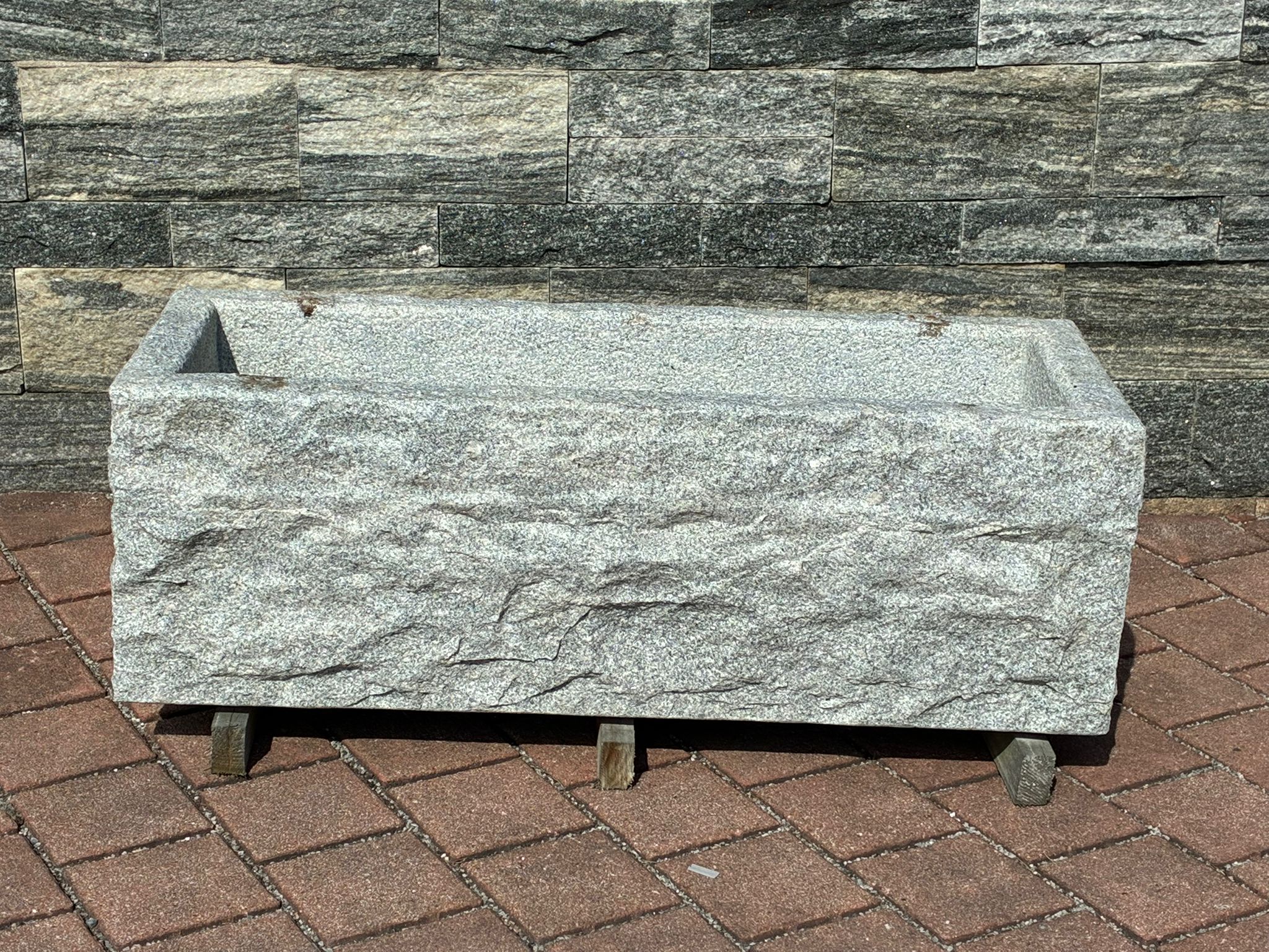 Granitbrunnentrog rechteckig v-kanntig MG1010