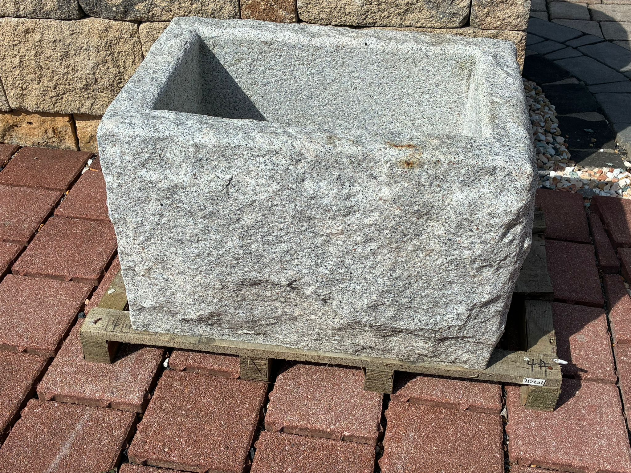 Granitbrunnentrog rechteckig v-kanntig MG1013