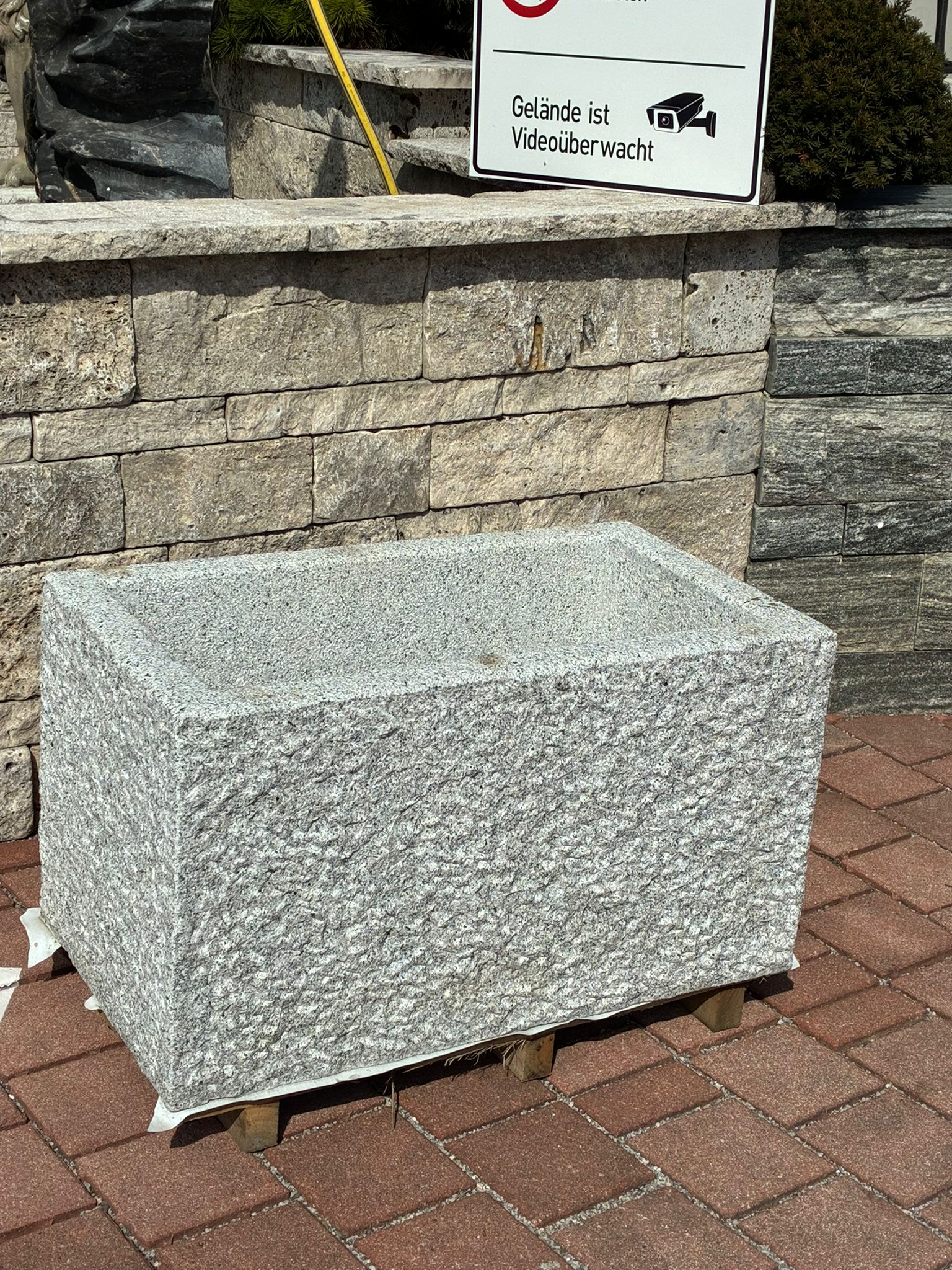 Granitbrunnentrog rechteckig v-kanntig MG1009