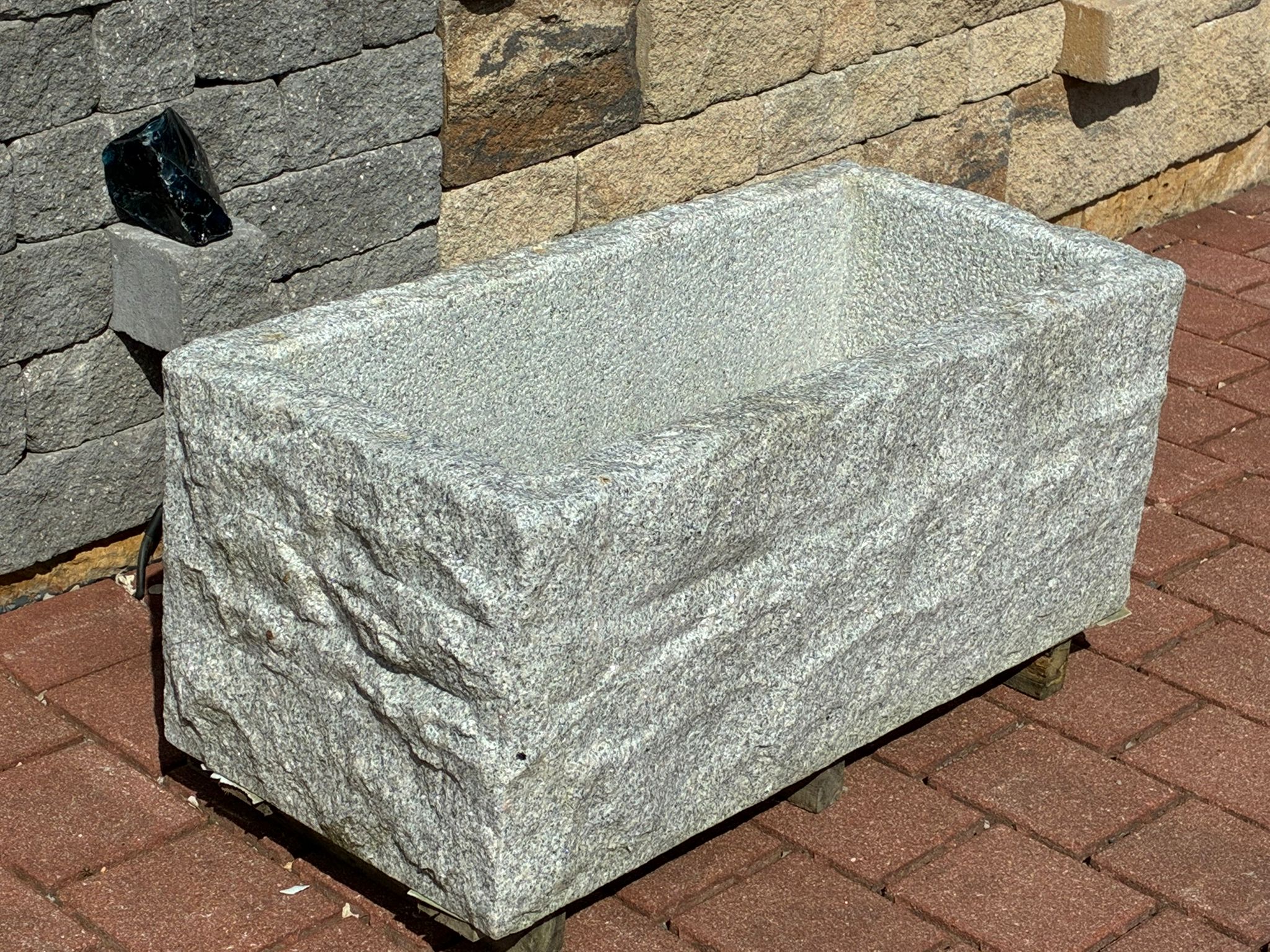 Granitbrunnentrog rechteckig v-kanntig MG1011