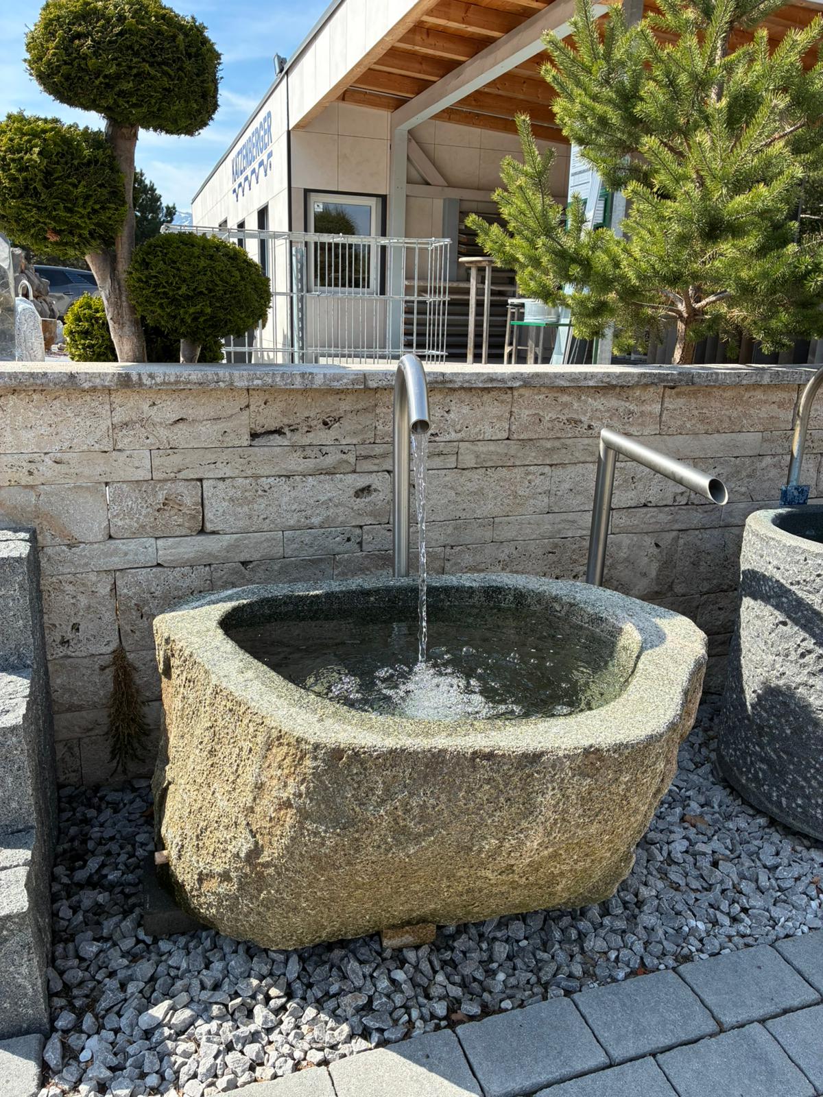 Granit Findlingsbrunnen MG1006
