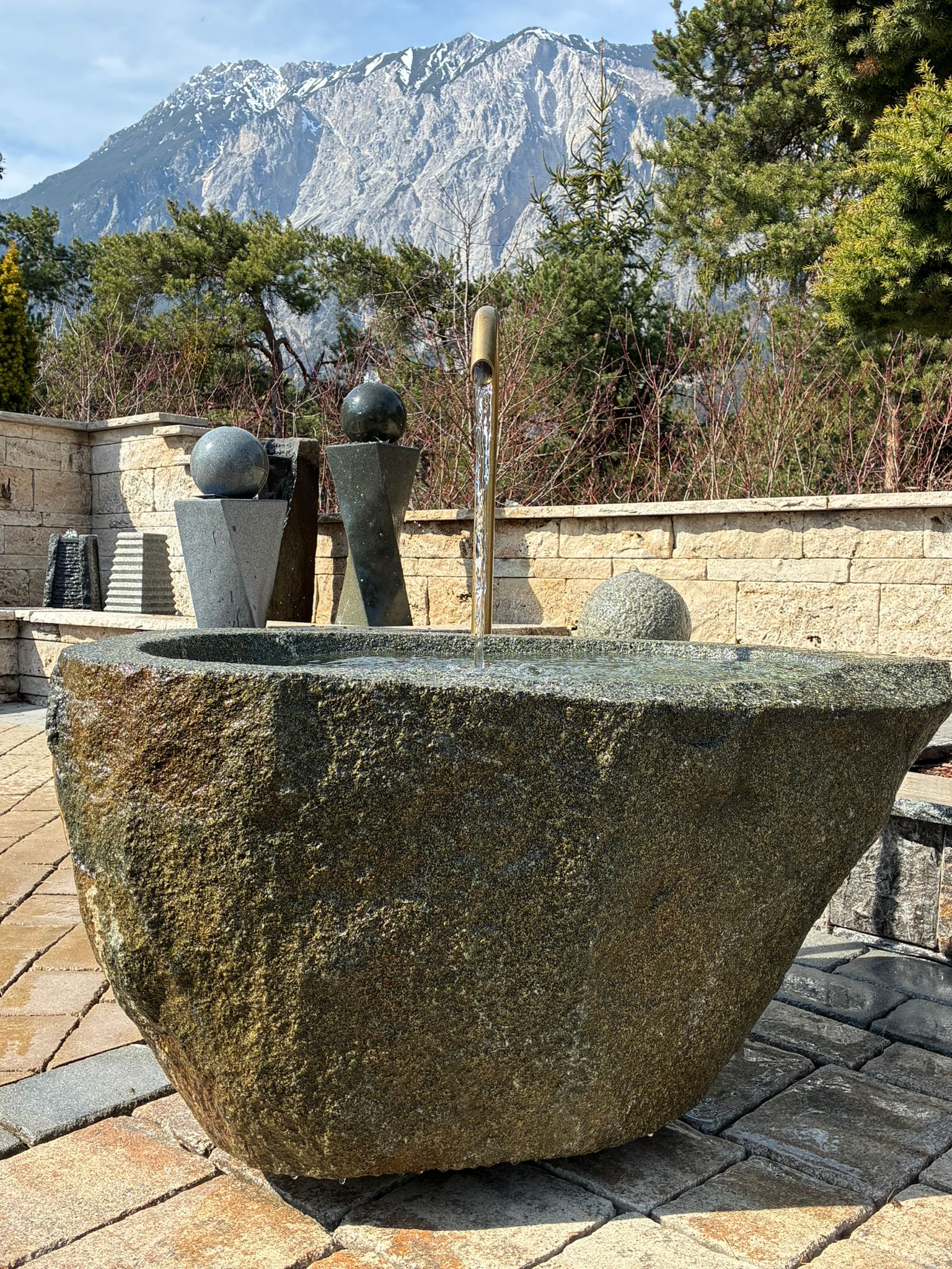 Granit Findlingsbrunnen MG1003