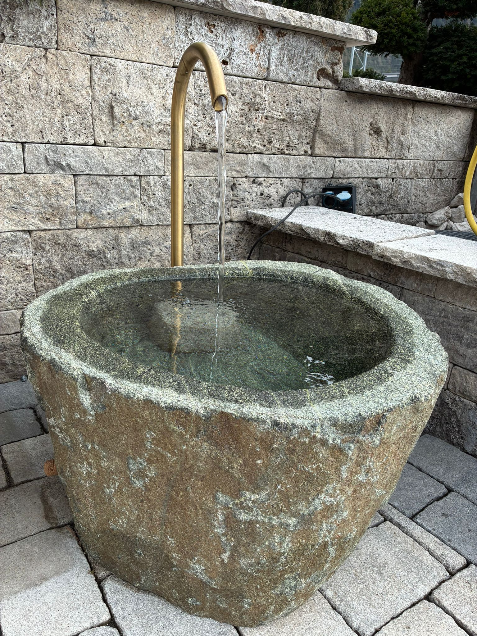 Granit Findlingsbrunnen MG1004
