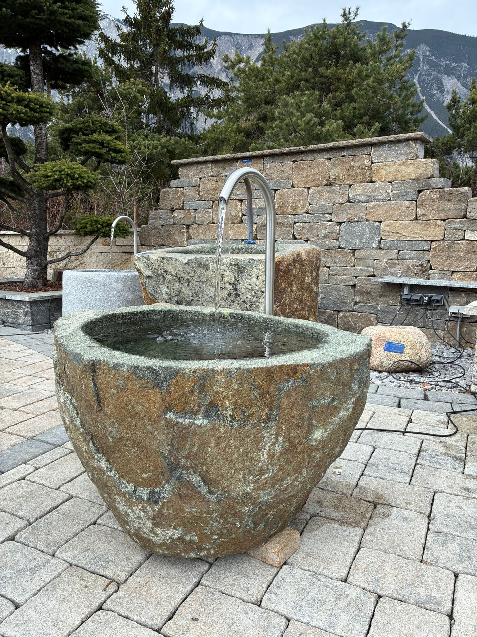 Granit Findlingsbrunnen MG1002