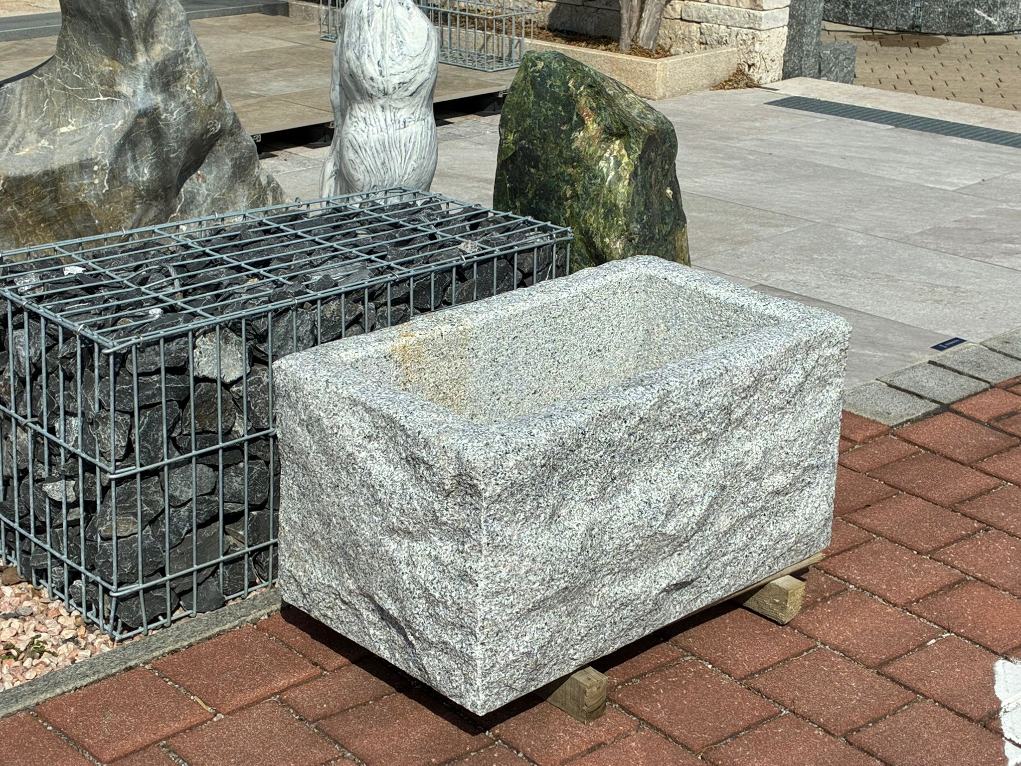 Granitbrunnentrog rechteckig v-kanntig MG1012