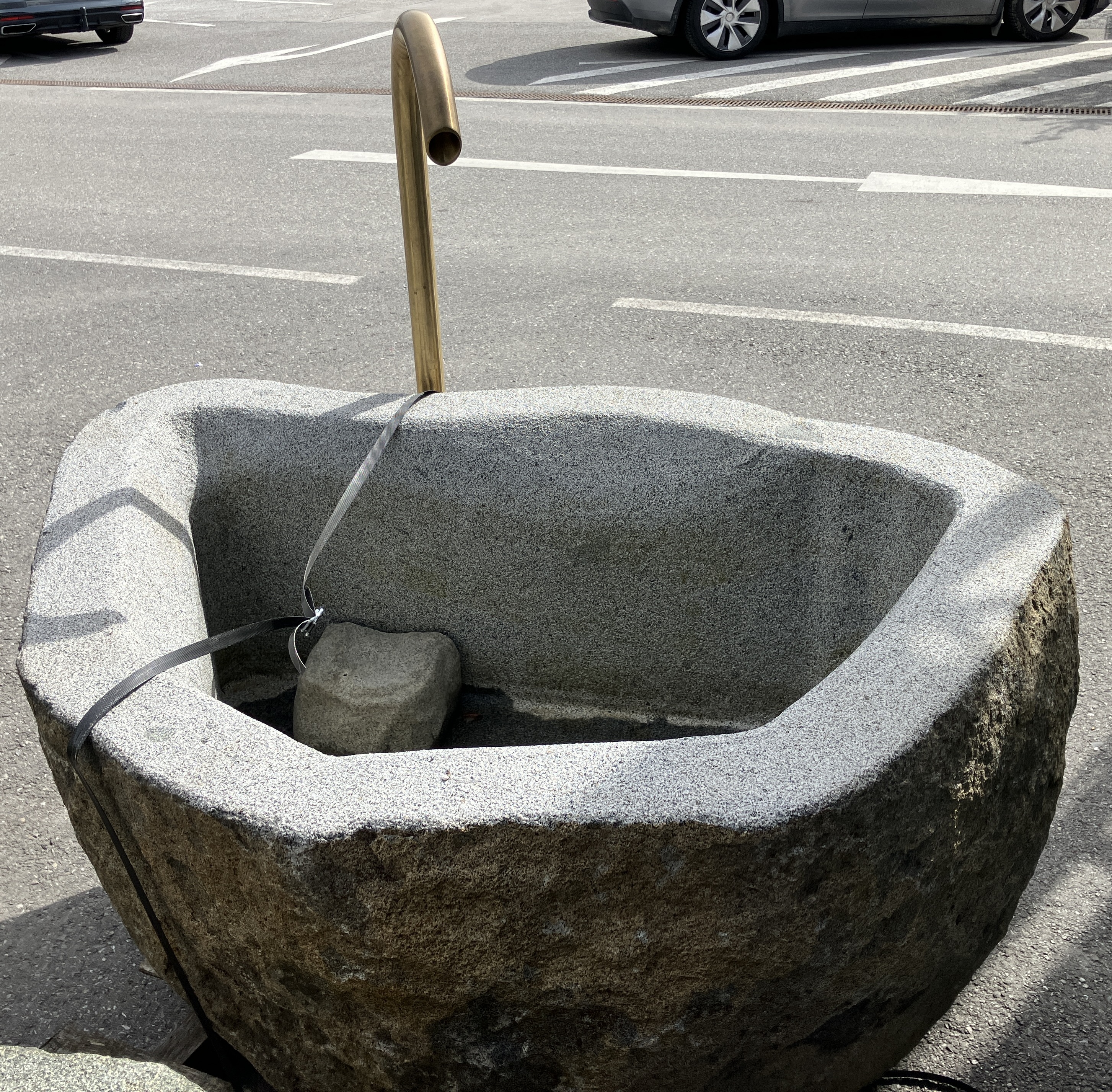 Granit Findlingsbrunnen MG1022