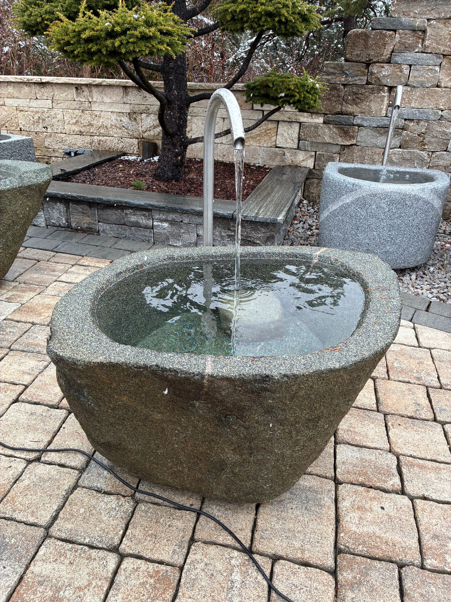 Granit Findlingsbrunnen MG1005