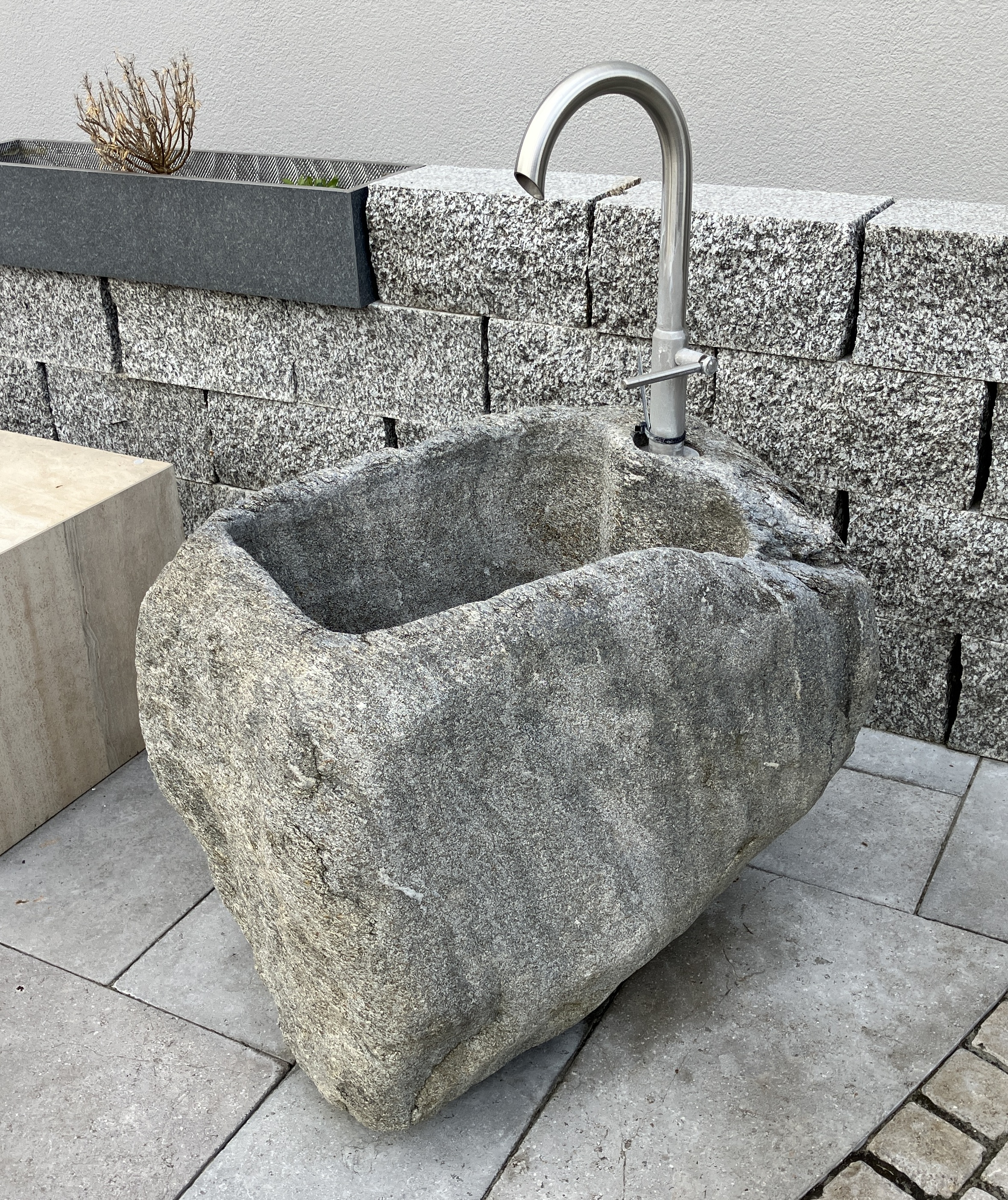Brunnen Tonalitfindling MG1210